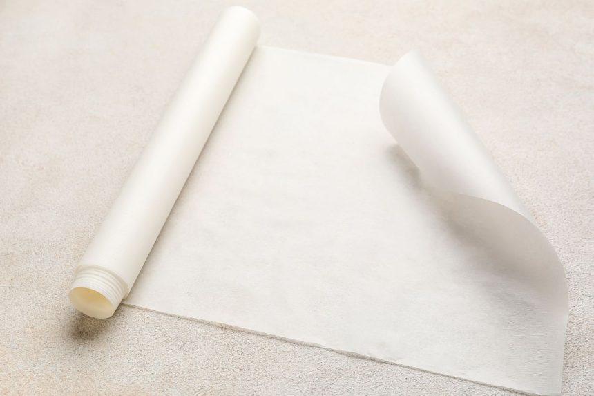 Kepimo popierių susukite į rutulį ir pamerkite į vandenį. Tai jums padės