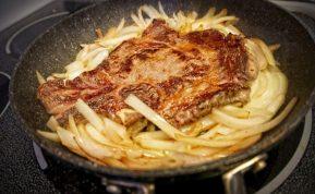 Kepkite mėsą ant svogūnų ir jos skonis bus visiškai kitoks: išbandykite šį skanaus patiekalo receptą!