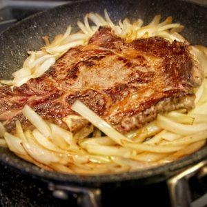 Kepkite mėsą ant svogūnų ir jos skonis bus visiškai kitoks: išbandykite šį skanaus patiekalo receptą!