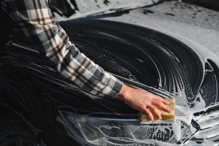 Klaidos plaunant automobilį: naudoti kibirą ir kempinę