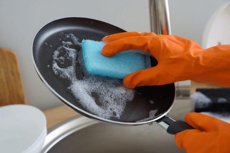 Kodėl geriau nebenaudoti įprastų indų plovimo kempinėlių?