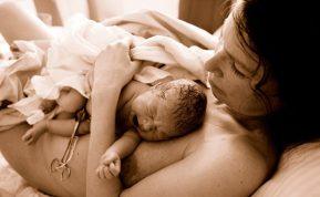 Kodėl gimdymo namuose naujagimis ant mamos krūtinės uždedamas iškart po gimimo?