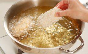 Kodėl keptuvėje įkaitęs aliejus šaudo ir kaip neleisti jam taškytis?