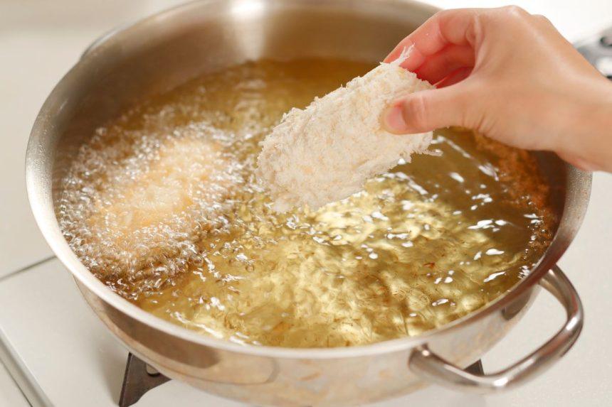 Kodėl keptuvėje įkaitęs aliejus šaudo ir kaip neleisti jam taškytis?