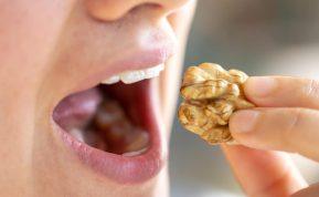 Kodėl moterims kartais labai norisi graikinių riešutų? Sužinokite, ką jums bando pasakyti organizmas