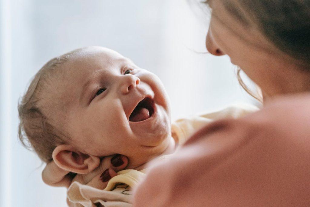 Kodėl pamatę ką nors miela norime tai gnaibyti, žnaibyti ar kaip kitaip paliesti? Tam tikrų savybių kūdikiai mielesni