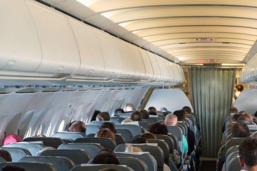 Kodėl persėdimas lėktuve prieš pakilimą gali būti pavojingas