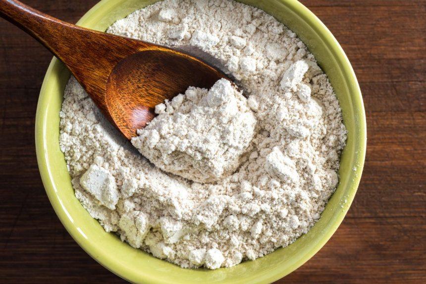 Kodėl reikia pabarstyti miltais virtuvės kriauklę?