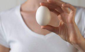 Kodėl šeimininkės visada purto kiaušinius prieš juos virdamos?