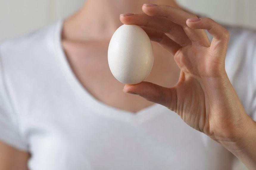 Kodėl šeimininkės visada purto kiaušinius prieš juos virdamos?