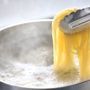 Kodėl verdant makaronus nereikėtų išpilti vandens į kriauklę: 6 priežastys, kodėl to nereikėtų daryti