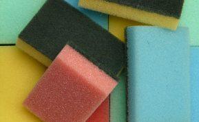 Kodėl virtuvinėje kempinėje reikia iškirpti skylę?