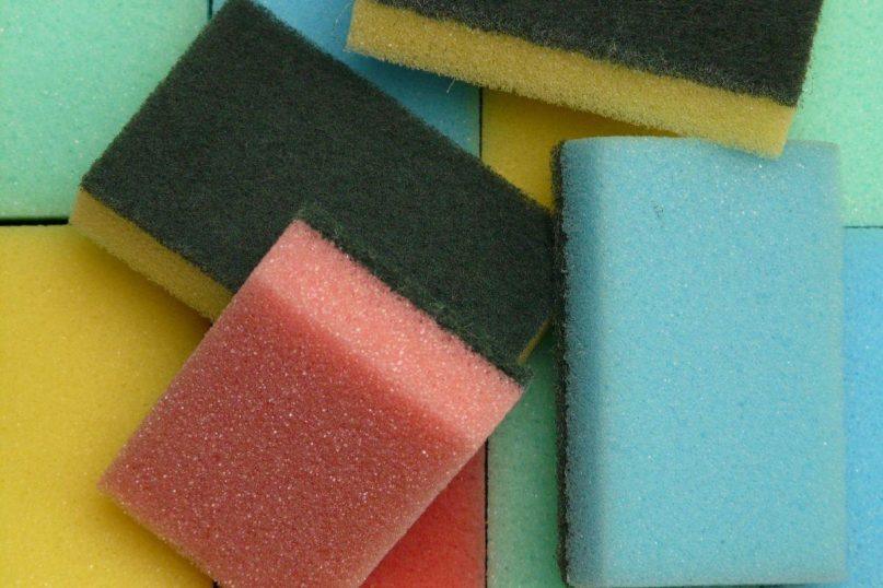 Kodėl virtuvinėje kempinėje reikia iškirpti skylę?