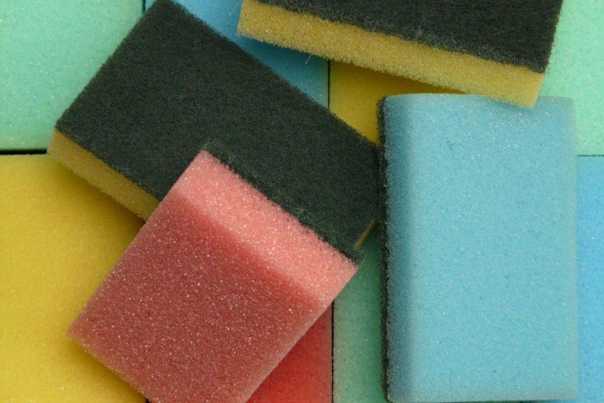 Kodėl virtuvinėje kempinėje reikia iškirpti skylę?