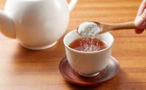 Kodėl žalinga gerti arbatą su cukrumi: mitybos specialistės komentaras