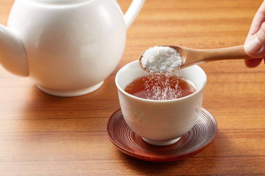 Kodėl žalinga gerti arbatą su cukrumi: mitybos specialistės komentaras