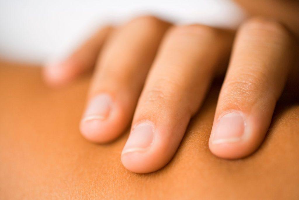 Kokias sveikatos problemas gali atskleisti jūsų rankos? Spalvų pokyčiai pirštuose