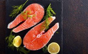 Kokių maisto produktų negalima valgyti su mėsa ir žuvimi: taisyklės, kurių nereikėtų pamiršti