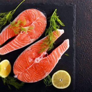 Kokių maisto produktų negalima valgyti su mėsa ir žuvimi: taisyklės, kurių nereikėtų pamiršti