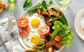 Koks laikas ir koks maistas yra geriausias pusryčiams?