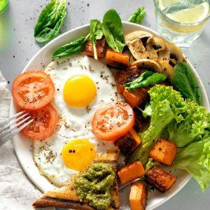 Koks laikas ir koks maistas yra geriausias pusryčiams?