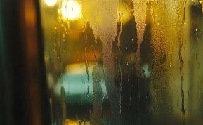 Kondensatas ant langų? Šie paprasti būdai padės jo atsikratyti visam laikui