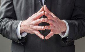 Kūno kalbos ženklai, kurie išduoda, ką stengiamės nuslėpti žodžiais