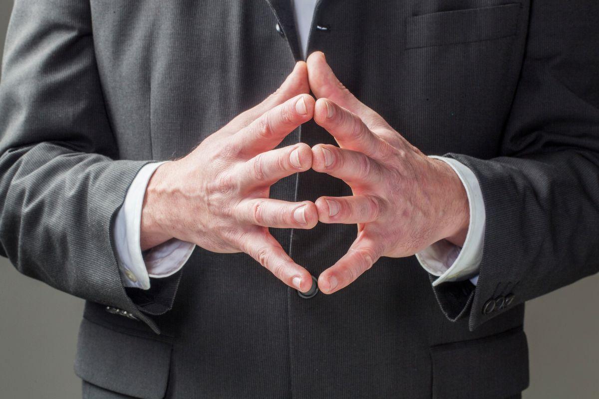 Kūno kalbos ženklai, kurie išduoda, ką stengiamės nuslėpti žodžiais