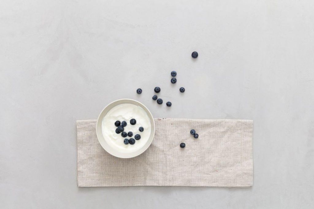 Kuo iš tiesų skiriasi graikiškas ir natūralus jogurtas? Ne visi turėtų rinktis vieną ar kitą variantą. Kuo skiriasi graikiškas ir natūralus jogurtai?