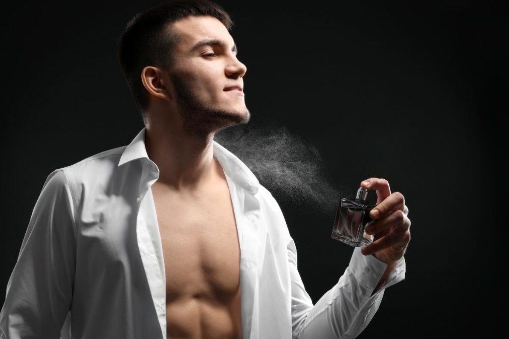 Labai paprastas triukas, kaip išlaikyti kvepalų aromatą visai dienai! Pasirinkite tinkamą momentą purkšti kvepalus