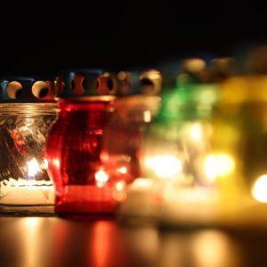 Maža gudrybė, kuri išgelbės jūsų kapinių žvakes: jos degs ilgiau bet kokiu oru