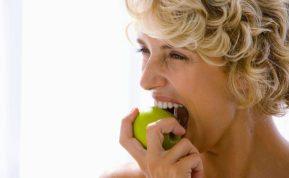 Mėgstate obuolius? Naujausi tyrimai teigia, jog labai svarbus laikas, kada juos valgote