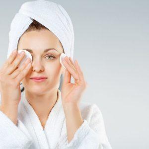 Micelinis vanduo gali sugadinti jūsų odą! Sužinokite, kaip pasidaryti makiažo valiklį patiems!