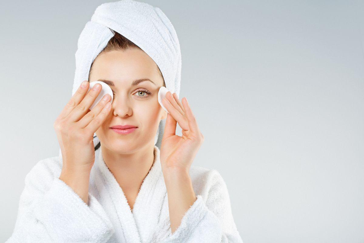 Micelinis vanduo gali sugadinti jūsų odą! Sužinokite, kaip pasidaryti makiažo valiklį patiems!