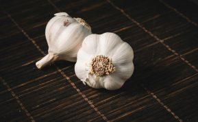 Močiutė mane mokė neišmesti česnakų lukštų: to priežastis tikrai įtikins ir jus