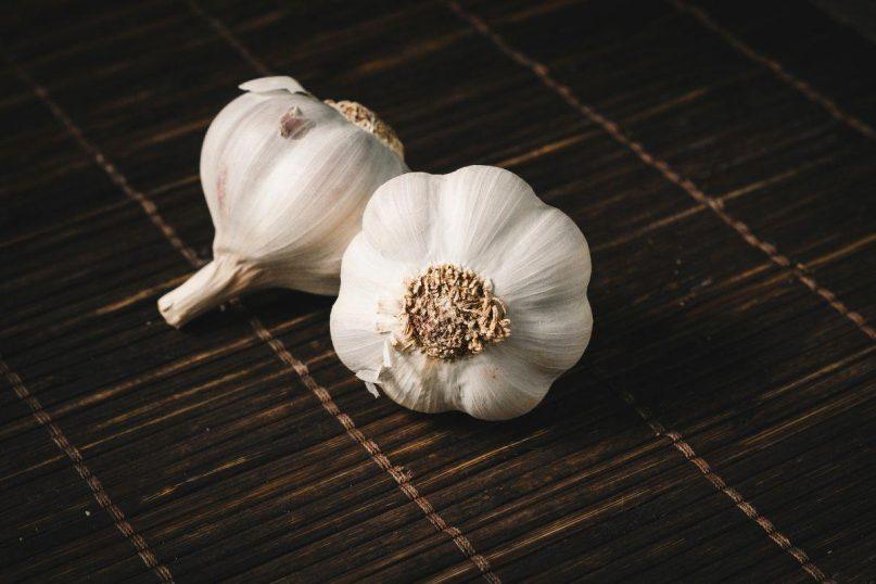 Močiutė mane mokė neišmesti česnakų lukštų: to priežastis tikrai įtikins ir jus
