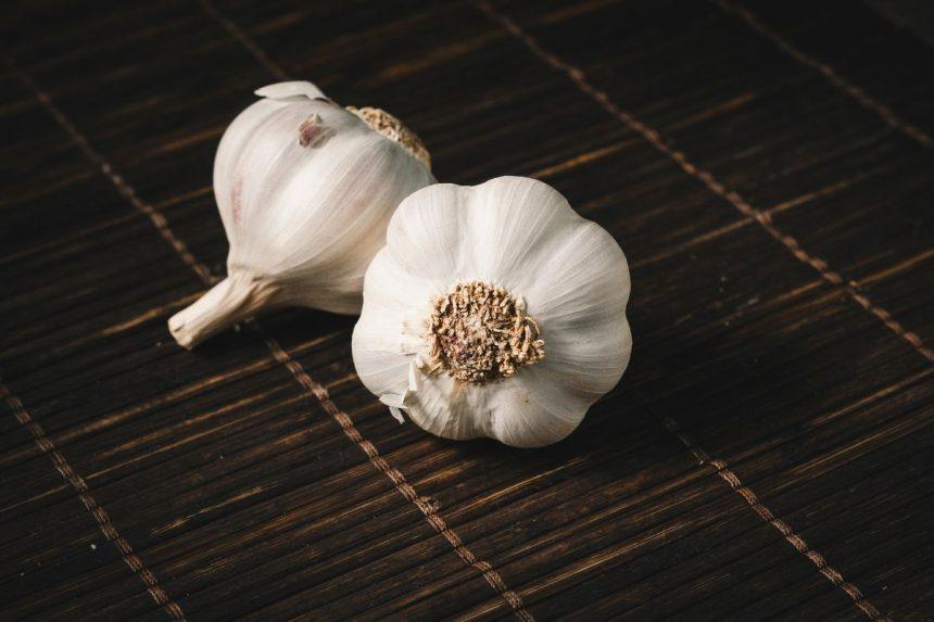 Močiutė mane mokė neišmesti česnakų lukštų: to priežastis tikrai įtikins ir jus