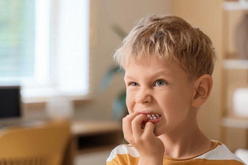 Mokslininkai išsiaiškino, kas sieja žmones, kurie graužia nagus