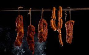 Mokslininkai ragina mėsos mėgėjus galvoti apie ateitį: besaikis mėsos gaminių vartojimas kenkia ne tik sveikatai