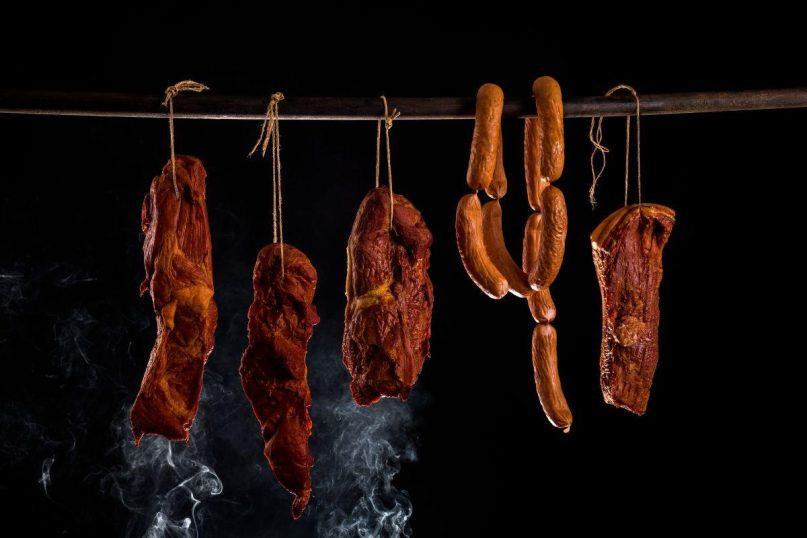 Mokslininkai ragina mėsos mėgėjus galvoti apie ateitį: besaikis mėsos gaminių vartojimas kenkia ne tik sveikatai