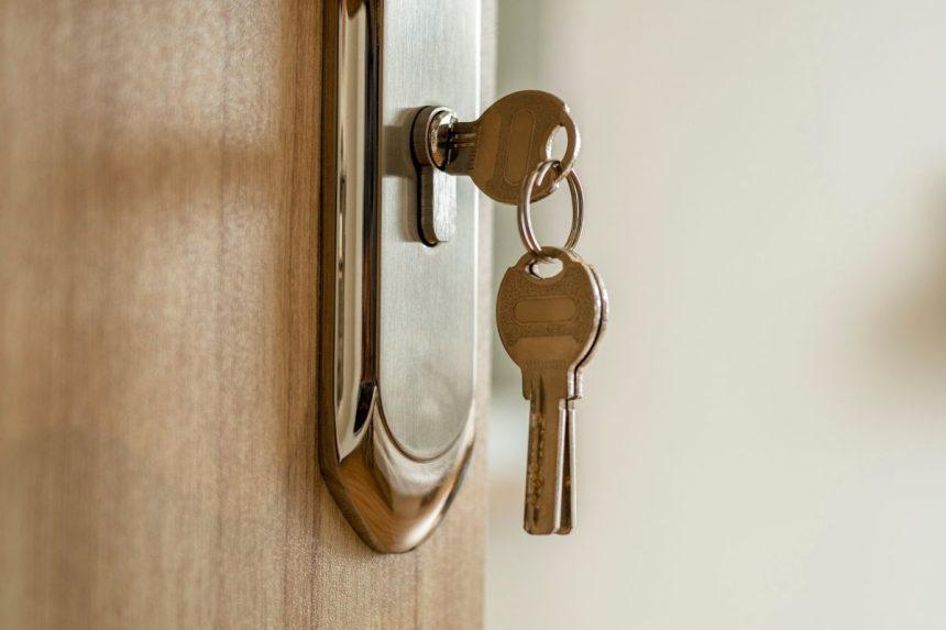 Nakčiai užrakinę duris paliekate raktą spynoje? Tai – paslauga įsilaužėliams