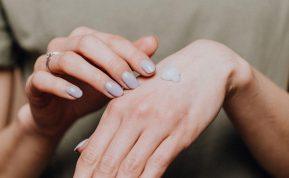 Namuose pagaminta kaukė, kuri puikiai veikia rankų odą: be to, ji pašalina pigmentines dėmeles!