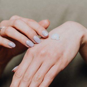 Namuose pagaminta kaukė, kuri puikiai veikia rankų odą: be to, ji pašalina pigmentines dėmeles!