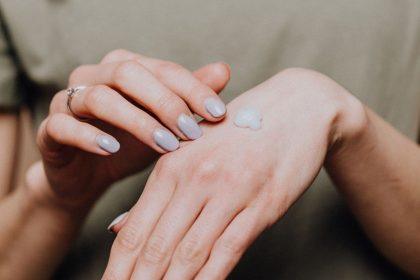 Namuose pagaminta kaukė, kuri puikiai veikia rankų odą: be to, ji pašalina pigmentines dėmeles!