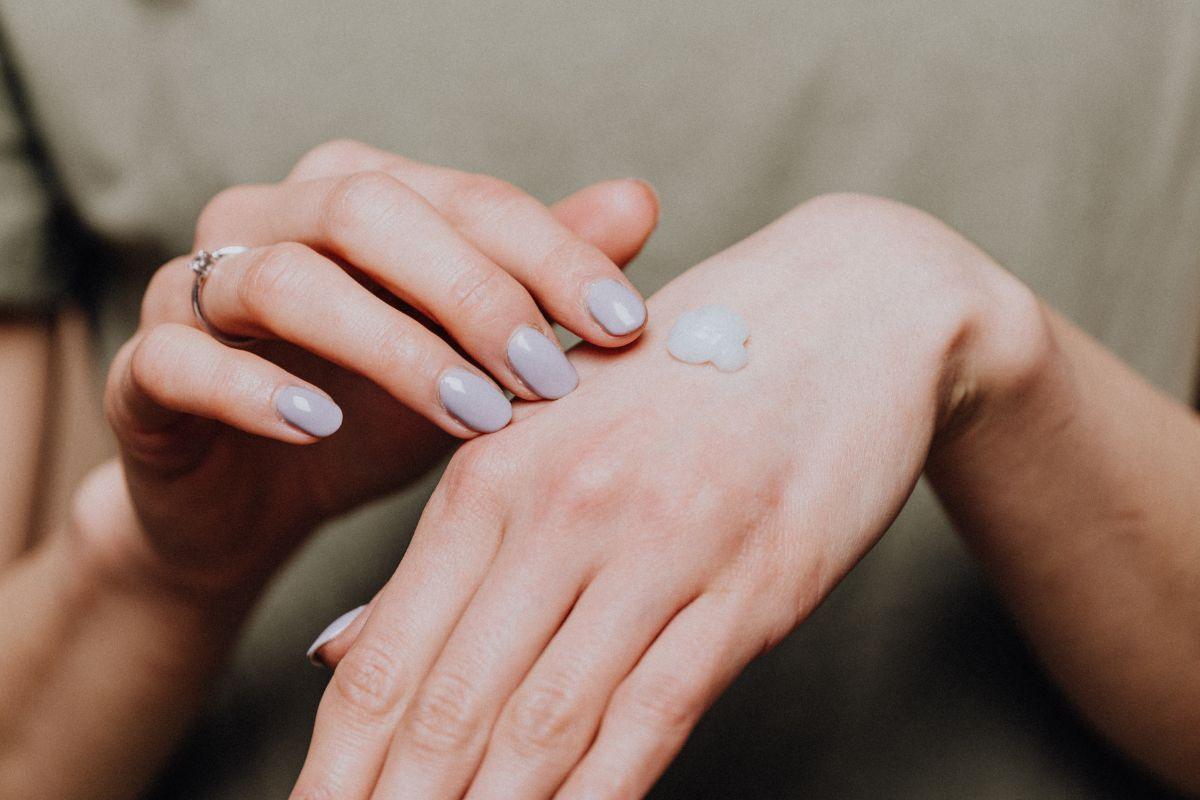 Namuose pagaminta kaukė, kuri puikiai veikia rankų odą: be to, ji pašalina pigmentines dėmeles!