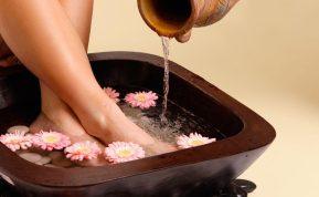 Namuose pasidarykite šią vonelę:  tai padės išspręsti įaugusių nagų problemą