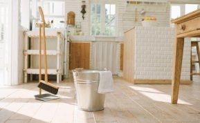 Naudingas patarimas, kuris padės efektyviau išplauti virtuvės grindis