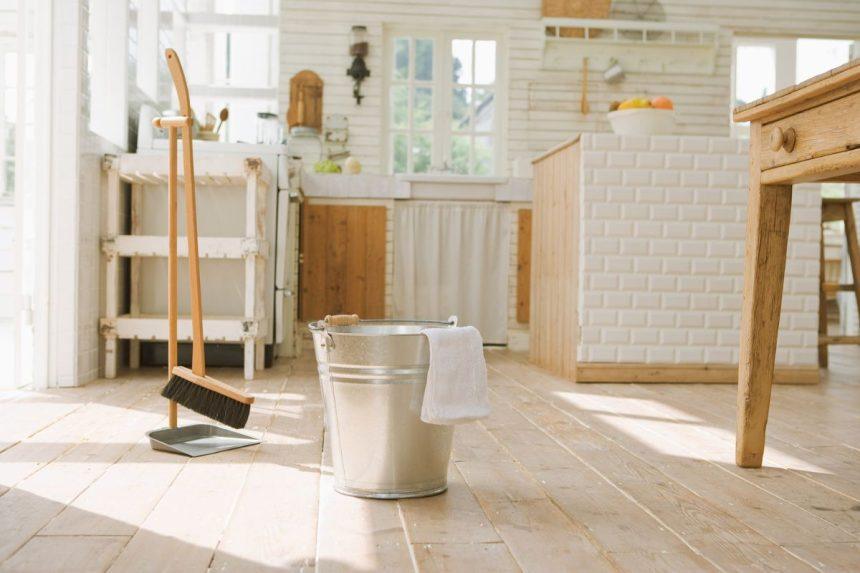 Naudingas patarimas, kuris padės efektyviau išplauti virtuvės grindis
