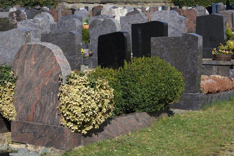 Naudingi patarimai kaip tinkamai prižiūrėti marmuro ir smiltainio paminklus prieš Vėlines