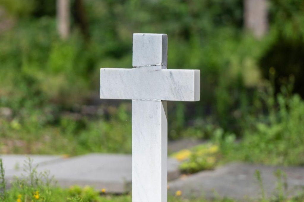 Naudingi patarimai kaip tinkamai prižiūrėti marmuro ir smiltainio paminklus prieš Vėlines. Marmuro paminklų priežiūra